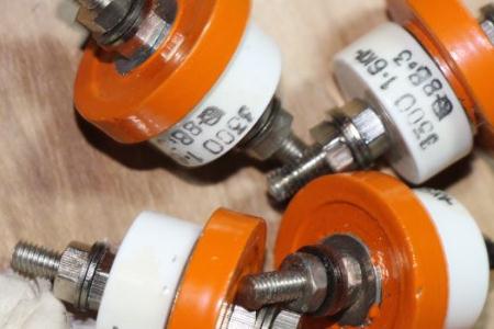 真空開(kāi)關(guān)管的氣密絕緣系統(tǒng)、屏蔽系統(tǒng)以及導(dǎo)電系統(tǒng)